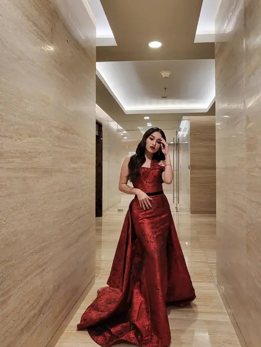 Foto di tengah lorong, Ibu satu anak ini berpose dengan memegang jidat dengan tangannya. Pesona Ayu sukses memikat pada warganet. Tak sedikit dari mereka yang memberikan pujian dan mengutarakan kekaguman lewat kolom keterangan potret tersebut. (Instagram/ayutingting92)