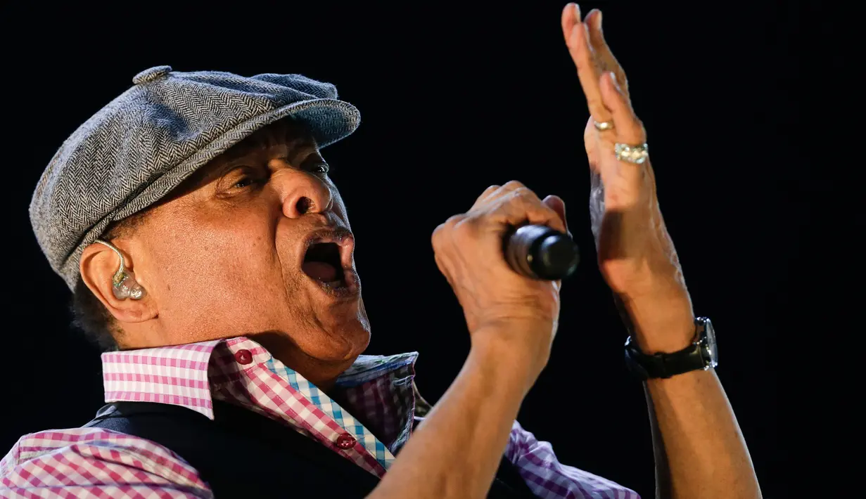 Al Jarreau saat beraksi di Festival musik Rock in Rio di Rio de Janeiro, Brasil (27/09/2015). Legenda Jazz tersebut tutup usia pada Minggu (12/2) pukul 5.30 pagi di Los Angeles, usai dirawat di rumah sakit karena kelelahan. (AP Photo / Felipe Dana)