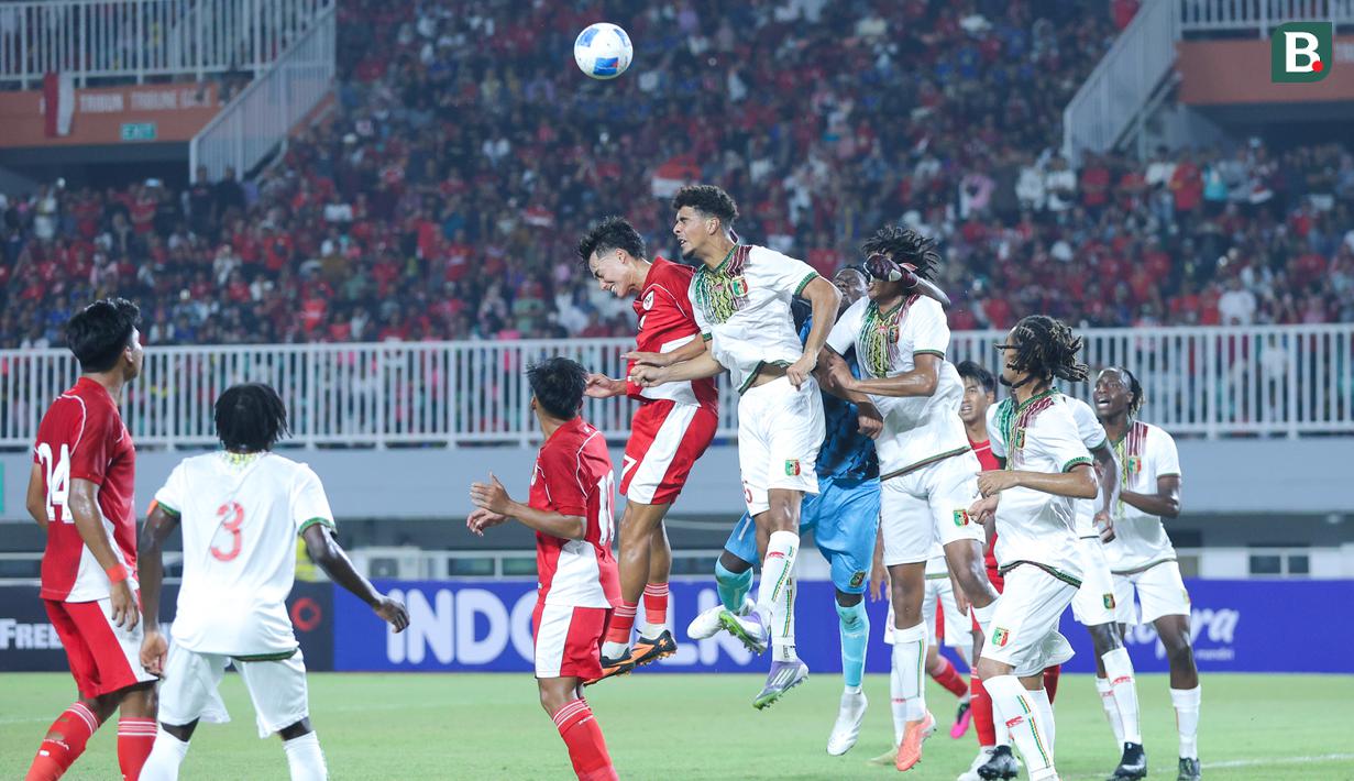 <p>Duel udara terjadi di pertandingan Timnas Indonesia U-22 melawan Mali U-22&nbsp;yang dilangsungkan di Stadion Pakansari, Bogor, Jawa Barat, Sabtu (15/11/2025). (Bola.com/M Iqbal Ichsan)</p>
