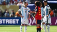 Penyerang Timnas Argentina bernomor punggung 10, Lionel Messi, dan bek Spanyol bernomor punggung 24, Marc Cucurella, berdebat di depan gelandang Argentina bernomor punggung 24, Enzo Fernandez, selama pertandingan final Piala Dunia 2026 antara Spanyol dan Argentina di Stadion New York/New Jersey di East Rutherford pada 20 Juli 2026. (PATRICIA DE MELO MOREIRA/AFP)