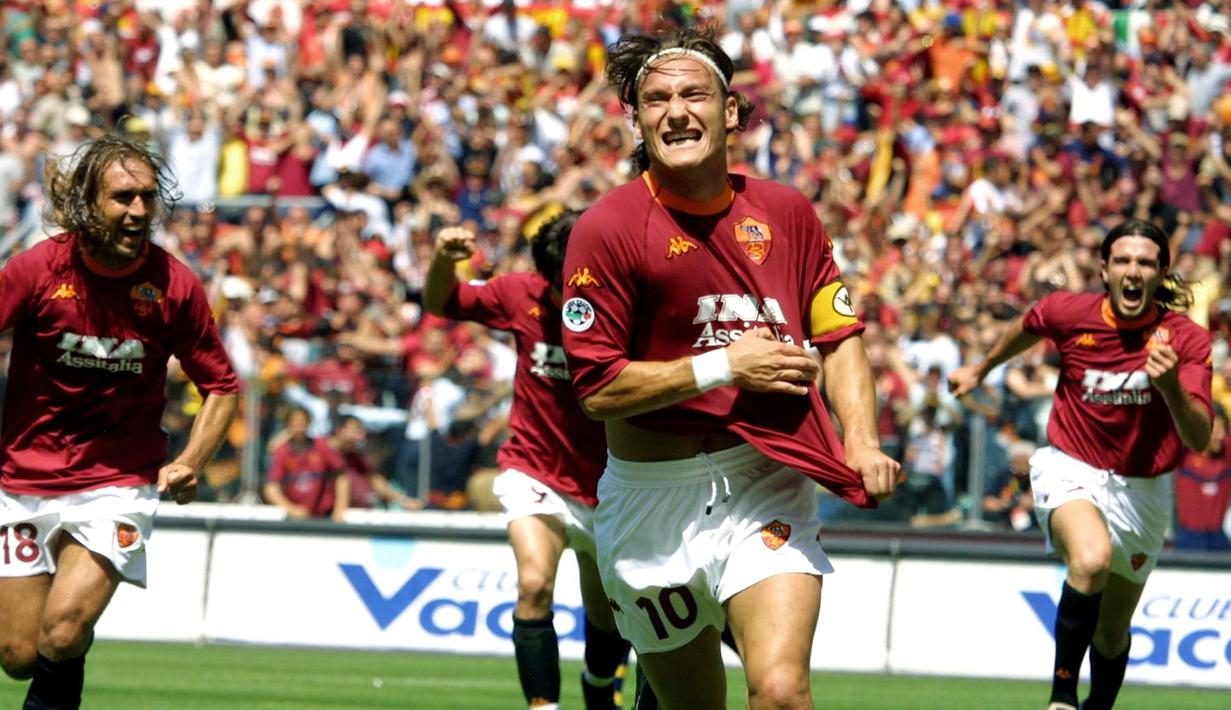 4. AS Roma - Dengan pelatih Fabio Capello, Francesco Totti dan kawan-kawan berhasil menjadi juara tahun 2001. Kala itu skuat diisi bintang dunia seperti Gabriel Batistuta dan Cafu. (Photo by GABRIEL BOUYS / AFP)