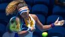 Petenis Jepang, Naomi Osaka mengembalikan bola tembakan Anastasia Pavlyuchenkova dari Rusia saat bertanding pada hari ke enam turnamen tenis Hopman Cup di Perth (4/1). Naomi tumbang 6-3 6-3 atas Anastasia Pavlyuchenkova. (AFP Photo/Tony Ashby)