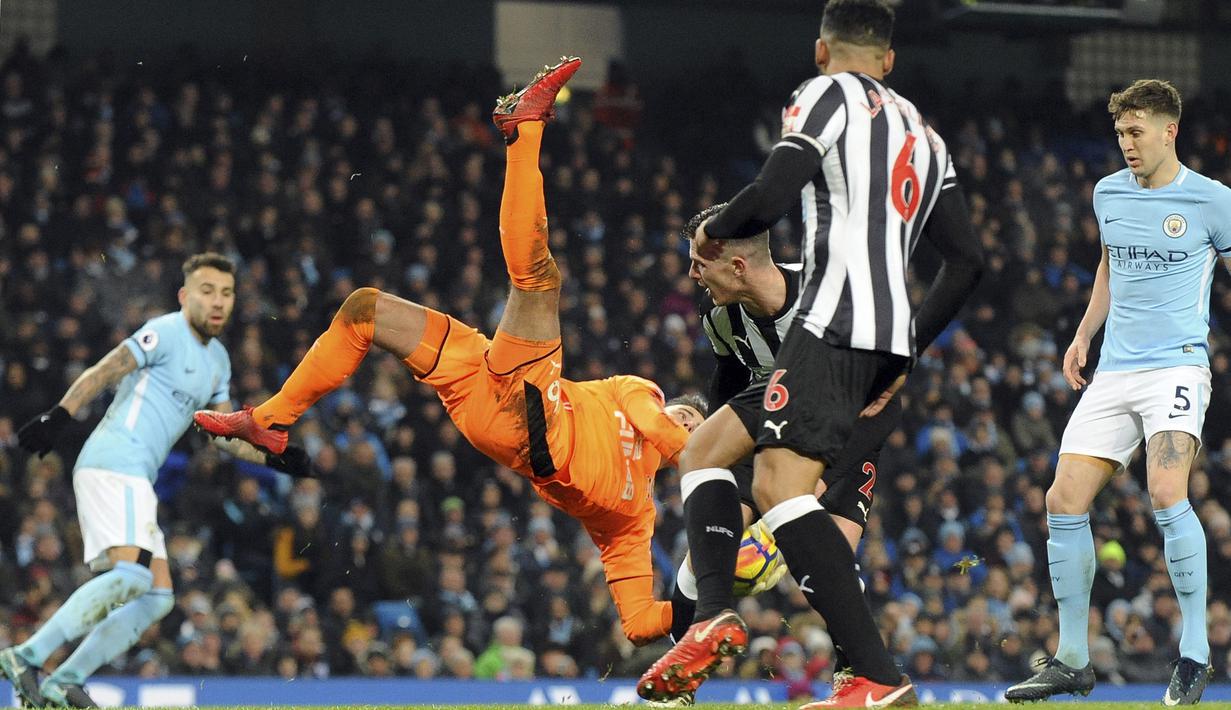 Aksi kiper Newcastle, Karl Darlow mengamankan bola dari kejaran pemain Manchester City apada laga Premier League di Etihad Stadium, Manchester, (20/1/2018).  Manchester City menang 3-1. (AP/Rui Vieira)