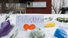 Sejumlah bunga berada di depan Masjid Quebec setelah penembakan brutal yang menewaskan jemaah masjid di Quebec, Kanada, (2/2). Akibatnya penembakan enam orang tewas dan 12 orang lain menderita luka ringan. (Jacques Boissinot/The Canadian Press via AP)