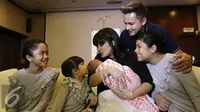 Kebahagiaan Andhika Pratama dan Ussy Sulistiawaty yang kini telah memiliki empat orang putri. (Herman Zakharia/Liputan6.com)