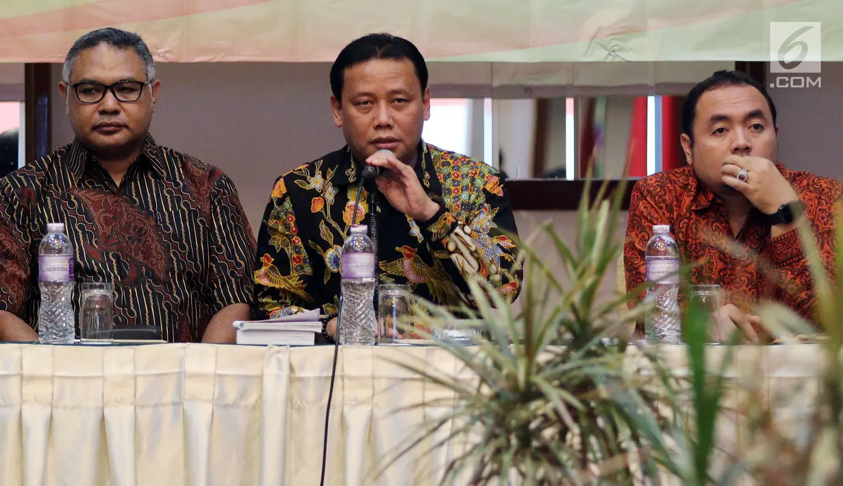 Ketua Bawaslu Abhan (tengah) menghadiri sosialisasi pengaturan kampanye pemilu 2019 di Jakarta, Senin (26/2). Bawaslu bekerjasama dengan KPU, KPI dan dewan pers untuk mengawasi potensi masalah pada periode kampanye pemilu 2019. (Liputan6.com/JohanTallo)