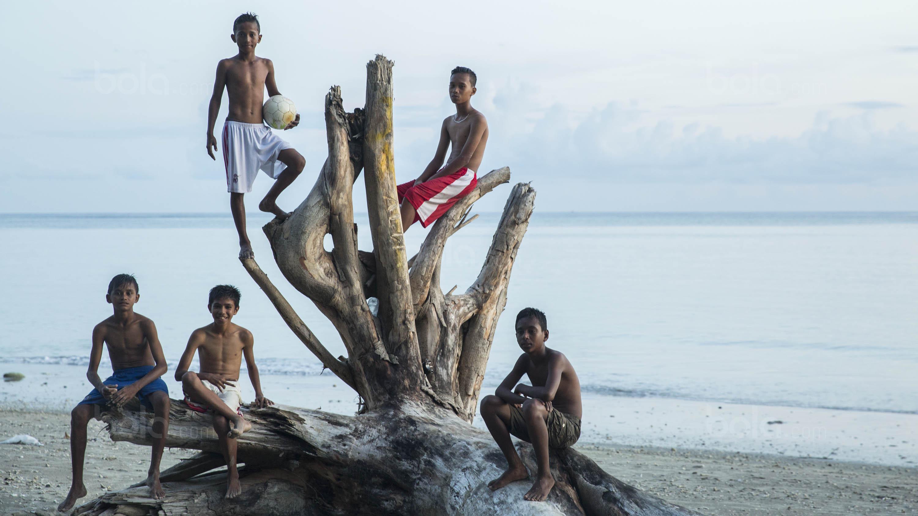 Para pemain Tulehu Putra foto bersama usai latihan di tepi Pantai Tial, Tulehu, Selasa (14/11/2017). (Bola.com/Vitalis Yogi Trisna)