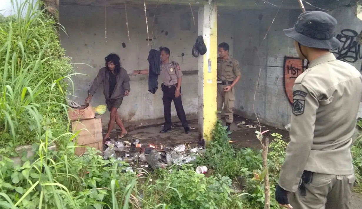 Kepolisian Resor Bogor bersama petugas Satpol PP mencari warga penderita gangguan jiwa di Kabupaten Bogor, Jawa Barat, Rabu (14/2). Petugas mengamankan 16 orang gangguan kejiwaan dari sejumlah ruas jalan di beberapa lokasi. (Liputan6.com/HO/Polres Bogor)