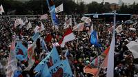 Ribuan guru honorer  dari Persatuan Guru Republik Indonesia (PGRI) menggelar aksi mogok dan unjuk rasa di depan gedung DPR/MPR, Jakarta, Selasa (15/9). Para guru itu menuntut Pemerintah mengangkat mereka menjadi PNS. (Liputan6.com/Johan Tallo)