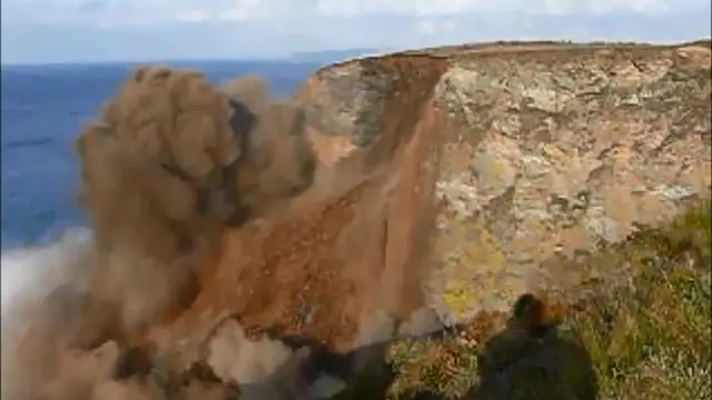 Kesempatan langka untuk dapat menyaksikan runtuhnya bagian North Cliff di California di Amerika Serikat.
