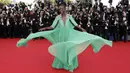 Aktris Lupita Nyong'o berpose saat menghadiri pembukaan Cannes Film Festival dan premier film 'La Tete Haute', di Cannes, Prancis, Rabu (13/5/2015). (AFP PHOTO/Valery HACHE)