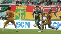 Pemain asing Persebaya Surabaya, Bruno Moreira, berusaha melewati penjagaan gelandang Bhayangkara FC, Zulfahmi Arifin, dalam laga pekan ke-24 BRI Liga 1 2023/2024 di Stadion Gelora Bung Tomo, Surabaya, Minggu (4/2/2024) sore WIB. (Bola.com/Aditya Wany)