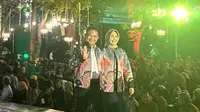 Pj Gubernur Sumut, Hassanudin, bersama istri, Dessy, tampil mengenakan busana batik bermotif Bagas Godang Nganan Ni Bulang pada peragaan busana Istana Berbatik di Istana Presiden, Jakarta, Minggu, 1 Oktober 2023