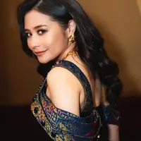 Busana Tradisional Modern Artis /copyright instagram. prillylatuconsina96