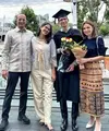 Bersama suami dan putrinya, Najwa pun hadir di wisuda Izzat yang lulus dari Department of Government dalam kurun waktu tiga tahun. @najwashihab