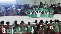 Pemain Timnas Indonesia U-16 menyapa suporter usai pertandingan melawan Singapura pada laga uji coba di Stadion Wibawa Mukti, Cikarang, Kamis, (8/6/2017). Indonesia menang 4-0. (Bola.com/M Iqbal Ichsan)