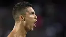 Bintang Real Madrid, Cristiano Ronaldo, merayakan gol yang dicetaknya ke gawang Barcelona pada laga Piala Super Spanyol di Stadion Camp Nou, Barcelona, Minggu (13/8/2017). (AFP/Stringer)