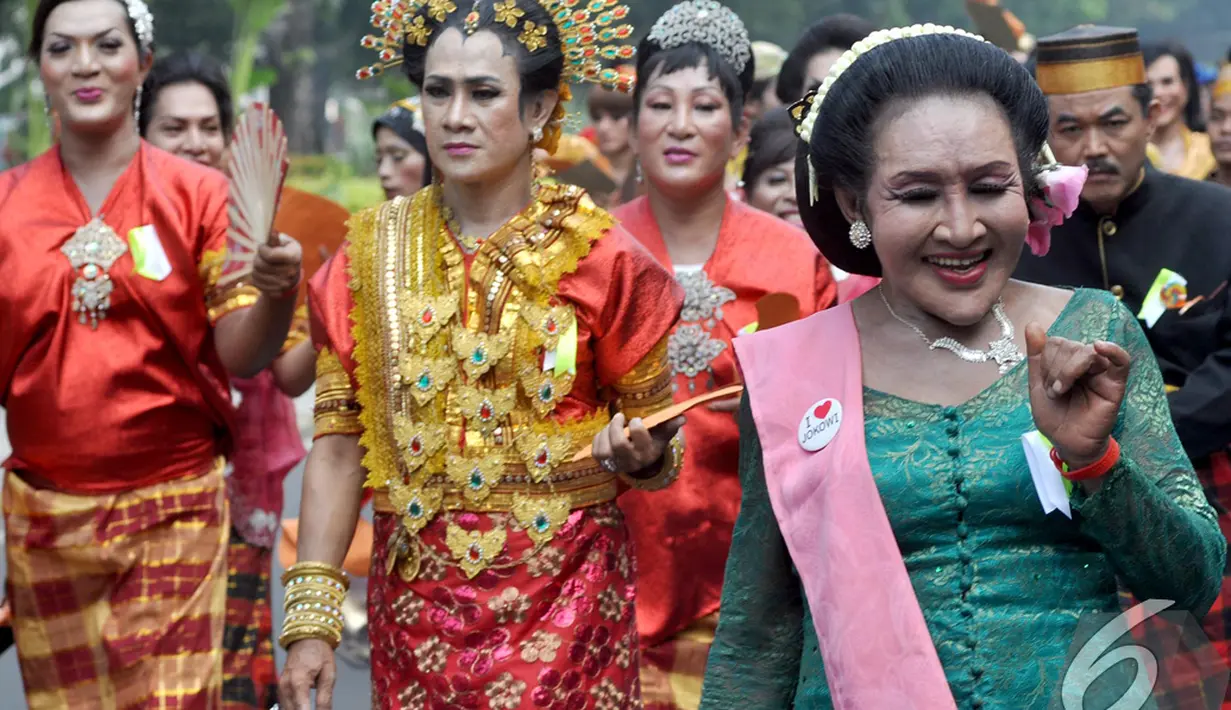 Suasana kemeriahan saat Karnaval Seni Budaya DKI Jakarta, Minggu (2/11/2014) bersama ratusan waria (Liputan6.com/Miftahul Hayat)