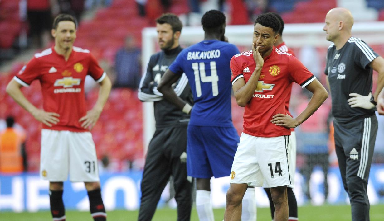 Gelandang Manchester United, Jesse Lingard, tampak kecewa usai dikalahkan Chelsea pada laga final Piala FA 2017-2018 di Stadion Wembley, Sabtu (19/5/2018). Chelsea menang 1-0 atas Manchester United. (AP/Rui Vieira)