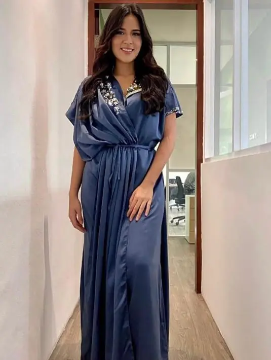 Warna biru navy pada kaftan memberikan kesan mewah, apalagi dengan tambahan payet Swarovski. Seperti penampilan Raisa berikut ini. (Instagram/avaprologue).