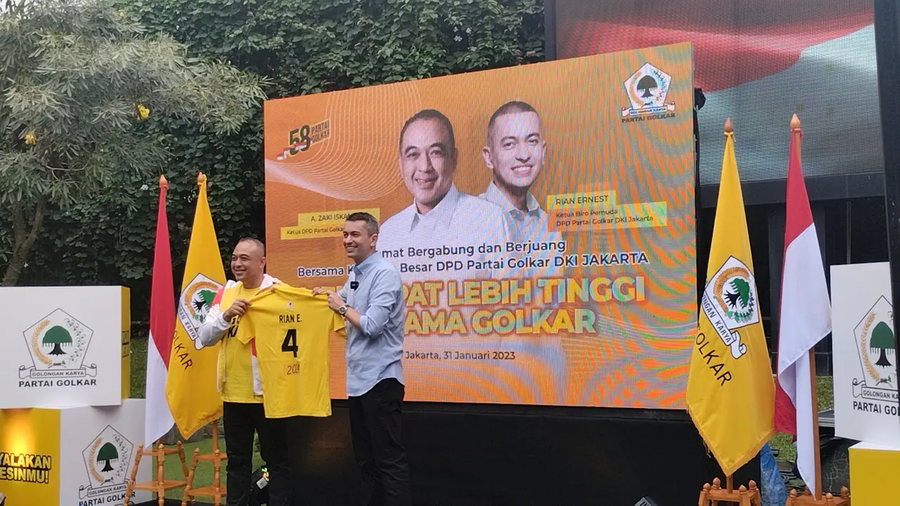 Mantan kader Partai Solidaritas Indonesia (PSI) Rian Ernest resmi bergabung dengan dan dikukuhkan sebagai kader Partai Golkar DKI Jakarta hari ini, Selasa (31/1/2023).