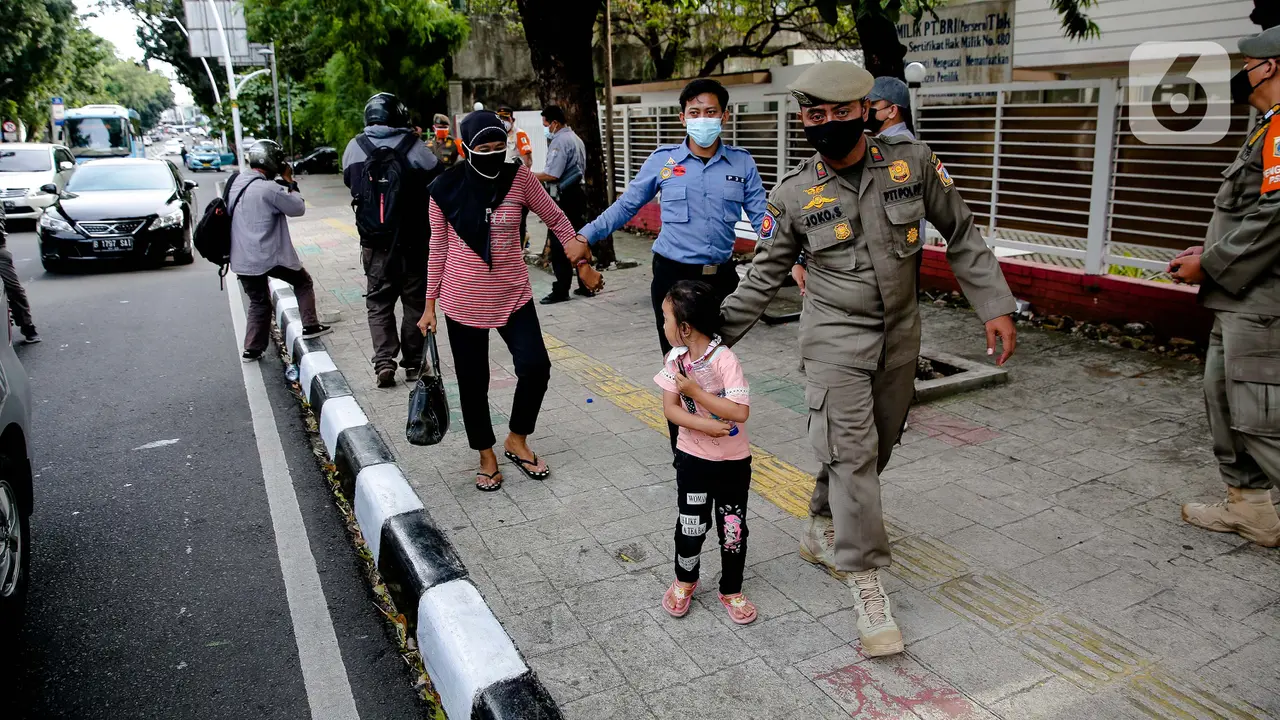 FOTO: Satpol PP Razia PMKS dan Ondel-Ondel di Jakarta Selatan