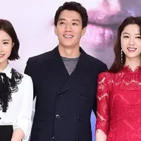 Black Knight menceritakan seseorang yang sudah hidup 200 tahun lebih tanpa menua. Hal itu terjadi sebagai hukumannya yang sudah membunuh 2 orang. Saat jaman modern, ia kembali bertemu dengan dua orang yang sudah dibunuhnya. (Foto: soompi.com)