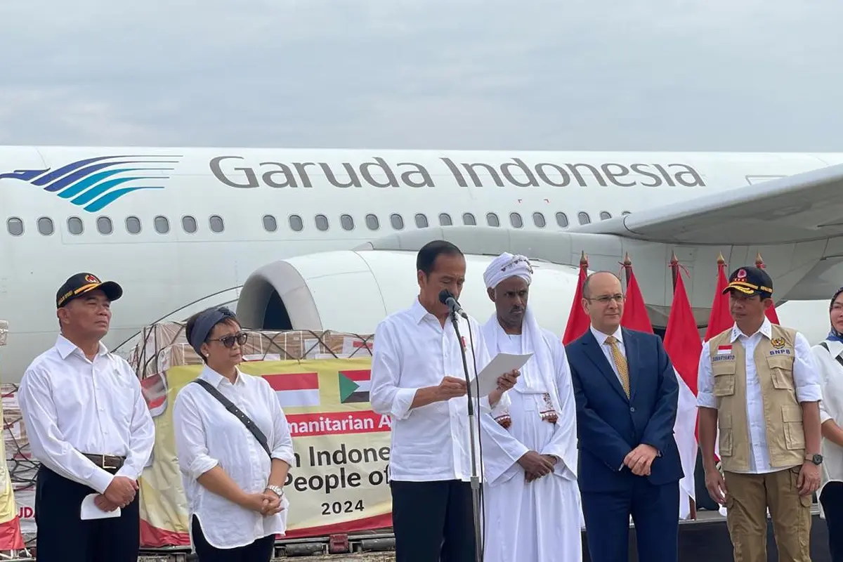 Presiden Jokowi melepas bantuan kemanusiaan untuk dikirimkan ke Gaza dan Sudan di Pangkalan TNI AU Halim Perdanakusuma, Rabu (3/4/2024).