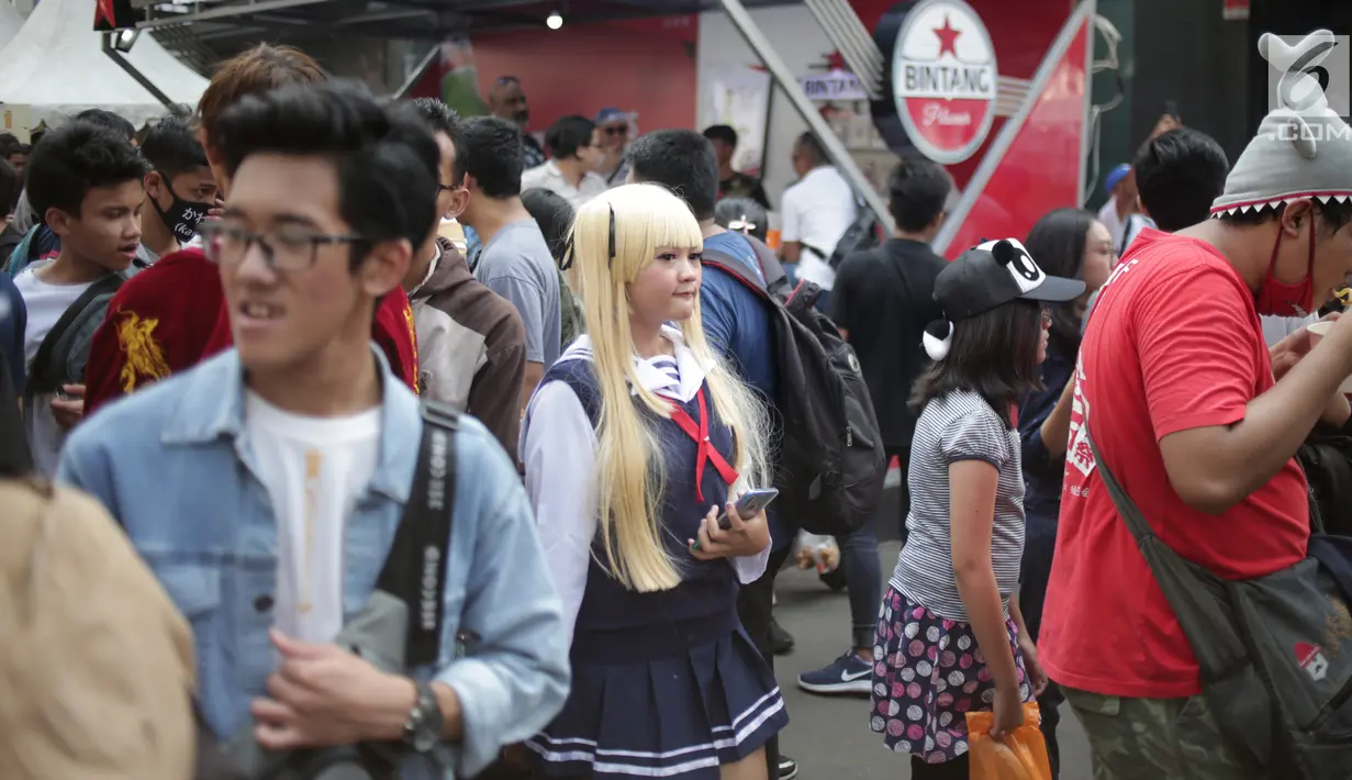 Seorang wanita berpakaian ala Harajuku style terlihat saat gelaran Festival Little Tokyo di kawasan Blok M, Jakarta, Minggu (23/6/2019). Festival Little Tokyo menghadirkan berbagai jenis kuliner dan kebudayaan Jepang. (Liputan6.com/Faizal Fanani)