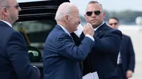 Presiden AS Joe Biden sesaat sebelum menaiki Air Force One di Pangkalan Gabungan Andrews di Maryland pada tanggal 7 September 2023. (SAUL LOEB/AFP)