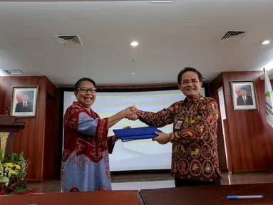 Menteri Pemberdayaan Perempuan dan Perlindungan Anak (Kemen PPPA) Yohana berjabat tangan dengan Ketua BPS Suryamin usai menandatangani nota kesepahaman (MoU) di Kantor Kemen PPPA, Jakarta, Jumat (22/5/2015). (Liputan6.com/Faizal Fanani)