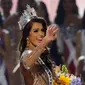 Simak balutan gaun menawan Iris Mittenaere selama ajang Miss Universe 2016