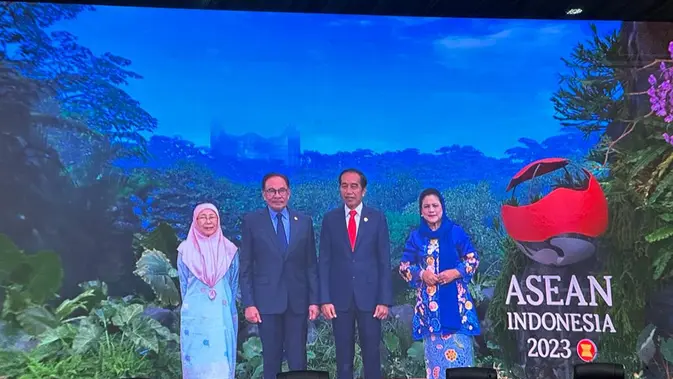 <p>Presiden Jokowi dan Ibu Iriana menyambut Perdana Menteri Malaysia Anwar Ibrahim dan istri Wan Azizah Wan Ismail sebelum KTT ke-43 ASEAN dimulai di Plenary Hall, JCC, Jakarta, Selasa (5/9/2023). (Liputan6/Benedikta Miranti)</p>