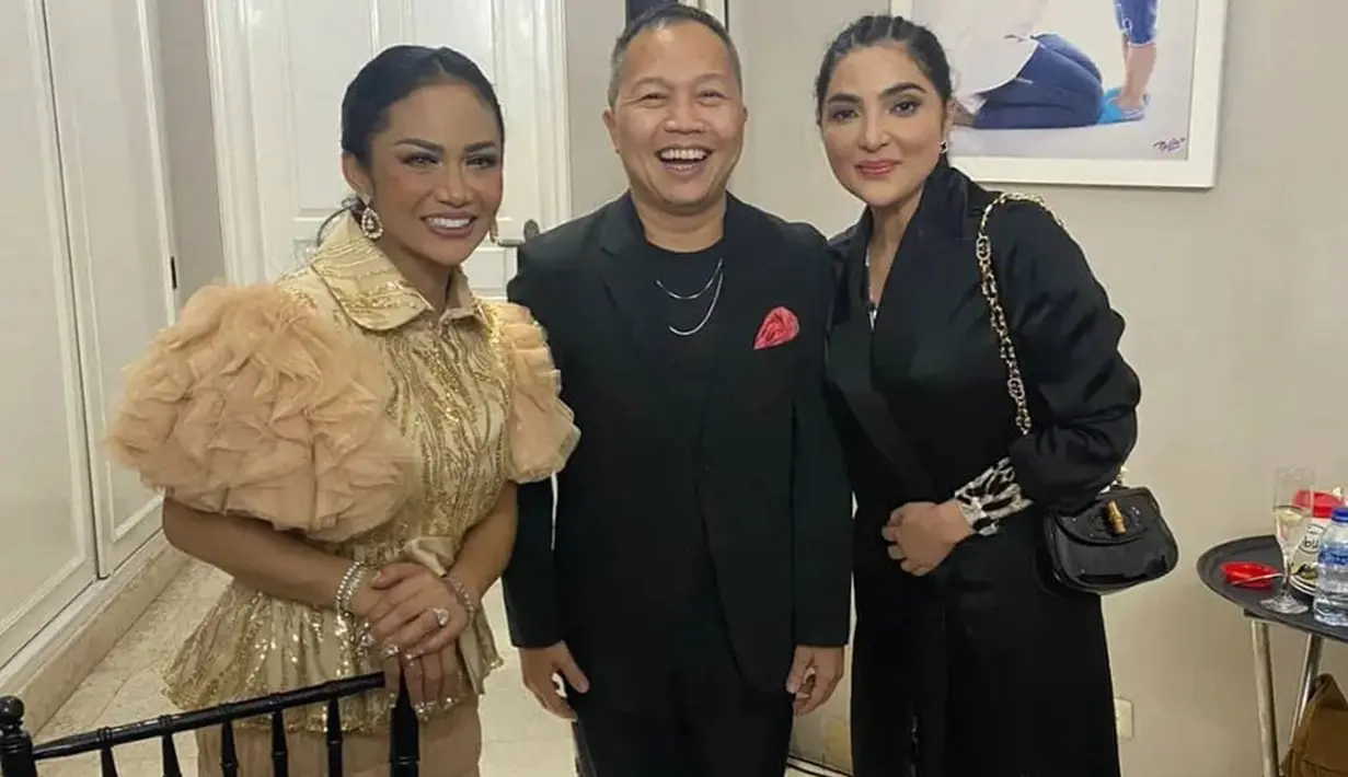 Keberadaan Sandhy Sondoro di acara ini bukan hanya sekadar menghibur, tetapi juga membawa kesan mendalam bagi para tamu yang hadir. Suara khasnya berpadu dengan kehangatan pesta. Rupanya, Ashanty juga turut hadir di perayaan ultah suami Krisdayanti. (Liputan6.com/IG/@sandhysondoro_official)