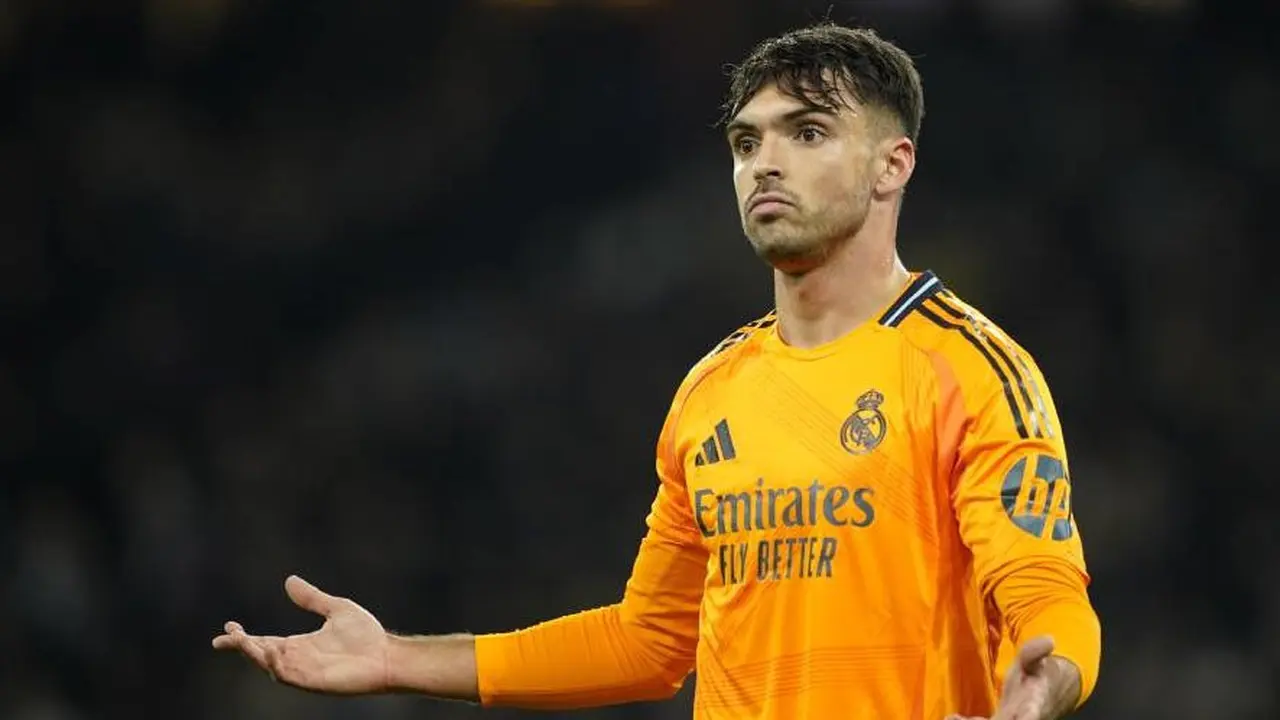 Raul Asencio dalam laga Liga Champions antara Manchester City vs Real Madrid, Rabu (12/2/2025) dini hari WIB. (c) AP Photo/Dave Thompson