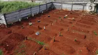 Foto aerial makam dengan nisan satire bertuliskan Indonesia Bin Terserah Kalian di TPU Jombang, Tangerang Selatan, Rabu (27/5/2020). Tulisan satire tersebut menyindir masyarakat yang tidak mematuhi aturan selama pemberlakuan Pembatasan Sosial Berskala Besar (PSBB). (Liputan6.com/Helmi Fithriansyah)