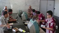 Petugas melayani warga yang menukarkan uang kertas lama dan rusak di Bank Indonesia, Jakarta, Selasa (26/1). BI menerapkan kebijakan untuk mengganti atau menukar uang tidak layak edar dengan uang yang layak edar. (Liputan6.com/Angga Yuniar)