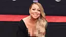 Penyanyi Mariah Carey membuat cetakan tangannya di semen di TCL Chinese Theatre di Los Angeles, AS (1/11). Penyanyi 47 tahun ini mendapat penghargaan membuat cetakan tangan dan kaki di TCL Chinese Theatre. (Photo by Jordan Strauss/Invision/AP)