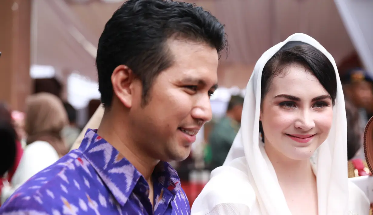 Arumi Bachsin dan Emil Dardak adalah salah satu dari tamu undangan dari kalangan pejabat yang hadir di Graha Saba Buana pada Rabu (8/11/2017). Terlihat Arumi juga bercengkrama dengan istri Bima Arya Sugiarto dan Ridwan Kamil. (Adrian Putra/Bintang.com)