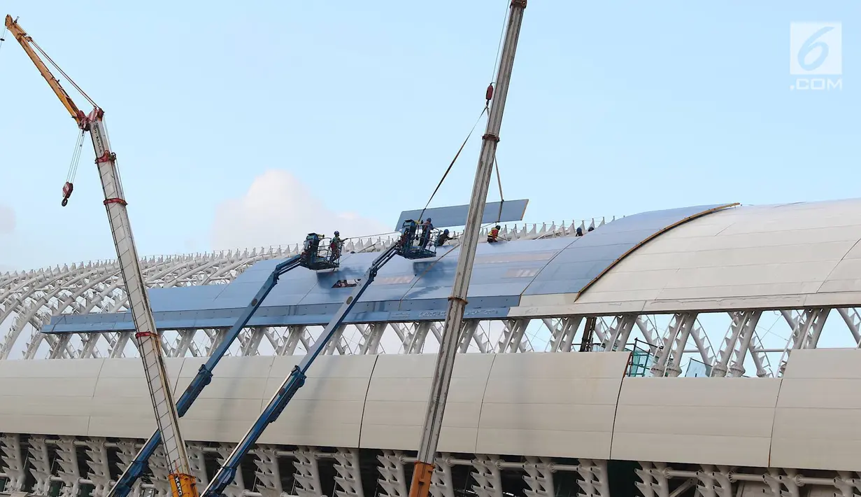 Pekerja menyelesaikan pembangunan stasiun LRT di kawasan Ciracas, Jakarta, Sabtu (23/3). Pada tahun 2019, pemerintah menganggarkan dana APBN untuk infrastruktur sebesar Rp415 triliun, naik 1,04% dari anggaran infrastruktur tahun sebelumnya. (Liputan6.com/Immanuel Antonius)