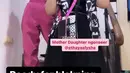 Hesti Purwadinata mengenakan atas putih dengan aksen hitam dipadukan celana pinknya. Sedangkan sang anak Athaya Alysha tampil serba hitam.  (@hestipurwadinata)