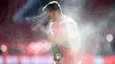 Penyerang Arsenal, Olivier Giroud menyemprotkan sampanye saat merayakan kemenangan di Community Shield di Wembley Stadium, Minggu (2/8/2015). Arsenal menang atas Chelsea dengan skor 1-0. (Reuters/Dylan Martinez)