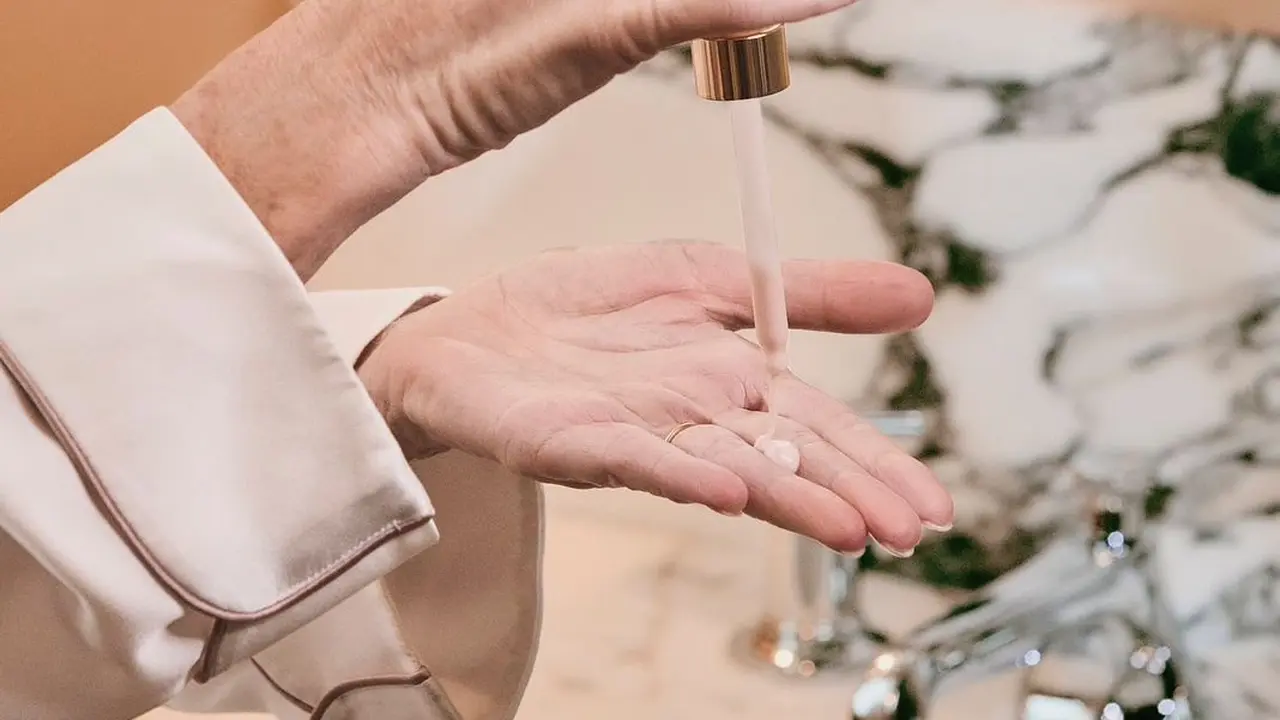 Sisley Hadirkan Inovasi Baru untuk Regenerasi Kulit agar Lebih Sehat dan Bercahaya di Setiap Usia dengan Sisleÿa Longevity Essential Serum
