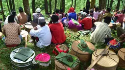 Warga mengikuti prosesi Sadranan Asyura di makam kiai kramat di bukit Tlogo Pucang, Kandangan, Temanggung, Rabu  (12/10).  Warga berdatangan sambil membawa tenongan berisi makanan yang didoakan dan kemudian di makan bersama. (Liputan6.com/Gholib)