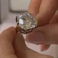 Cincin berlian langka yang ditemukan di pasar bekas ini dijual mahal (via: itv.com)