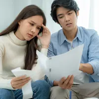 Ilustrasi pasangan membahas keuangan/copyrightshutterstock/shisu_ka