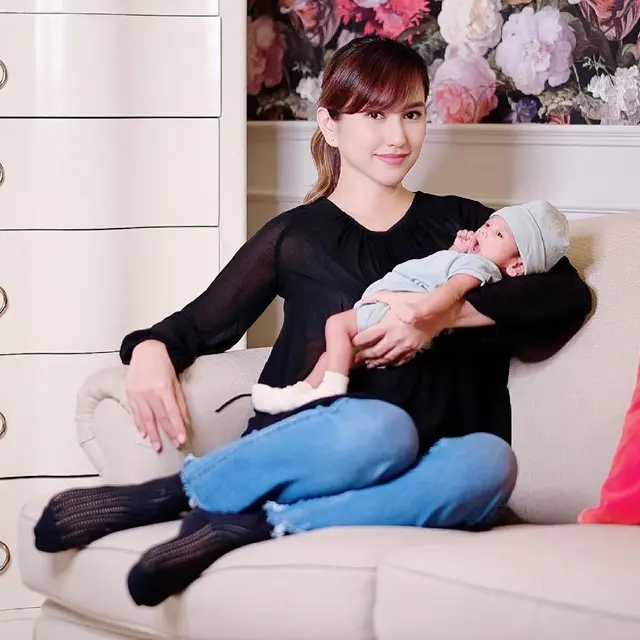 6 Gaya Louise Anastasya saat Asuh Anak Ini Tetap Stylish