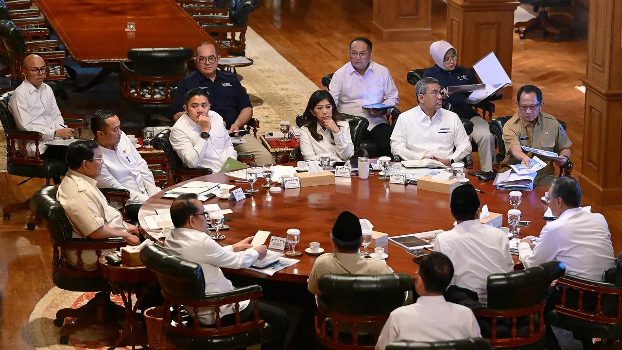 Presiden Prabowo Subianto menggelar rapat bersama sejumlah menteri untuk membahas secara menyeluruh tentang kesiapan penyelenggaraan Sekolah Rakyat pada tahun ajaran 2025–2026