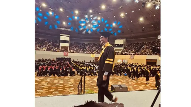 6 Potret Ferry Salim Wisuda Magister Hukum di Usia 58 Tahun, Penuh Syukur dan Bangga