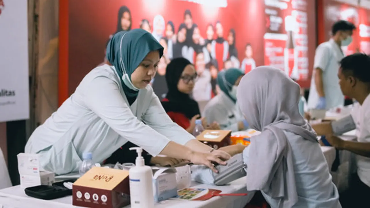 Pemeriksaan tekanan darah perlu dilakukan secara rutin.